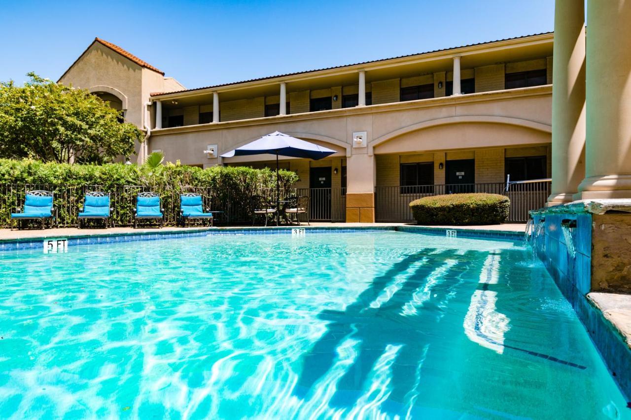 Vineyard Court Designer Suites Hotel College Station Exterior foto